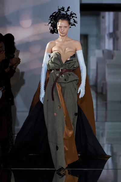 Look 10